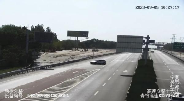 强行“纠错”!以为错过高速出口,竟在快车道掉头逆行 ! 强行“纠错”!以为错过高速出口,竟在快车道掉头逆行 !