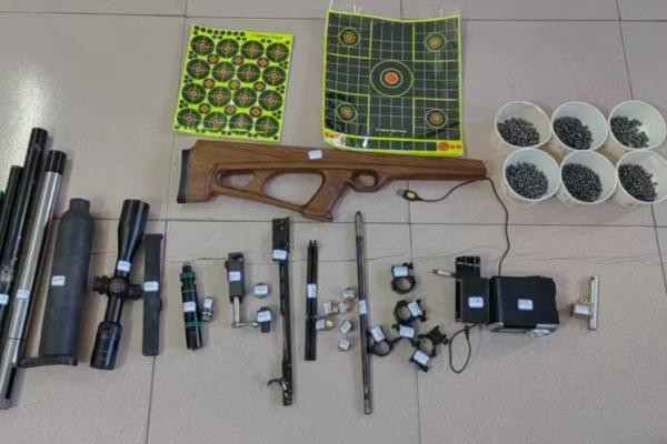 县男子黄某早年在外婆家翻修房屋时,找到一支外公或舅舅留下来的气枪