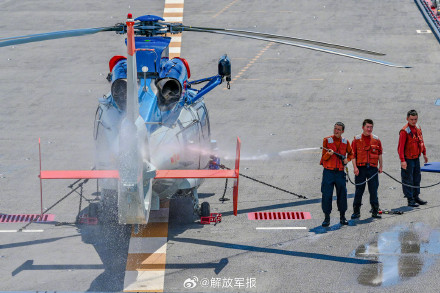 高清大图！直击舰载直升机训练