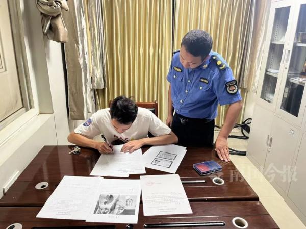 柳江河中央,这东西突然翻出水面!被拍下举报了 柳江河中央,这东西突然翻出水面!被拍下举报了