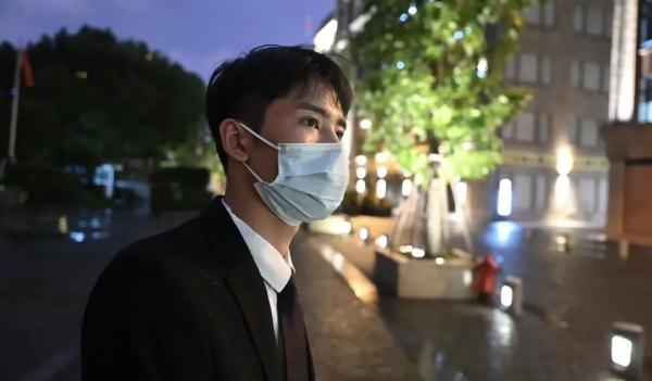 白衬衫系领带的他飞身跳桥,1分钟后所有人松了口气,“我急着上班,要快点走了” 白衬衫系领带的他飞身跳桥,1分钟后所有人松了口气,“我急着上班,要快点走了”