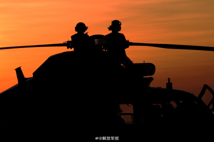 高清大图！直击舰载直升机训练