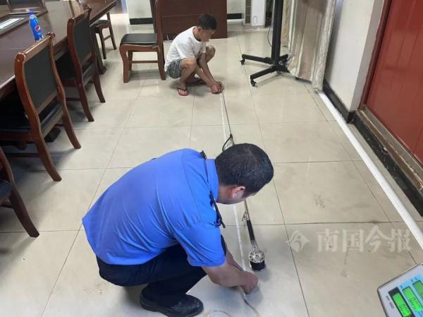 柳江河中央,这东西突然翻出水面!被拍下举报了 柳江河中央,这东西突然翻出水面!被拍下举报了