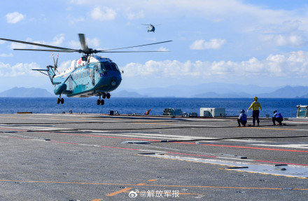 高清大图！直击舰载直升机训练