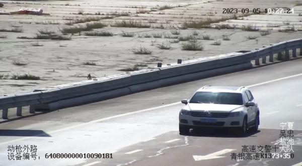 强行“纠错”!以为错过高速出口,竟在快车道掉头逆行 ! 强行“纠错”!以为错过高速出口,竟在快车道掉头逆行 !