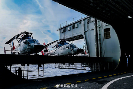 高清大图！直击舰载直升机训练