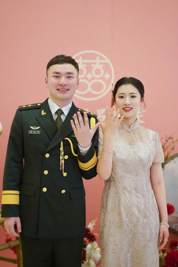 恭喜！他们结婚了！当爱情绽放在军营和警营之间