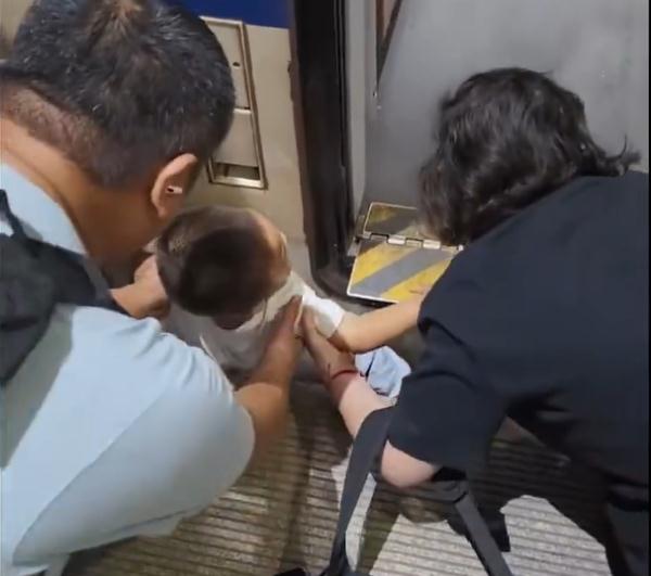 惊险！上海虹桥火车站一幼童掉进站台缝隙！热心阿姨紧急救起……安全提醒→