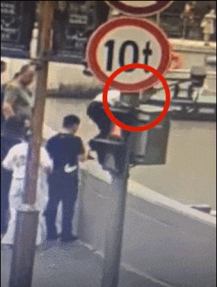 白衬衫系领带的他飞身跳桥,1分钟后所有人松了口气,“我急着上班,要快点走了” 白衬衫系领带的他飞身跳桥,1分钟后所有人松了口气,“我急着上班,要快点走了”