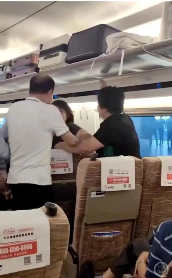 熊孩子高铁上挨个踩踏座椅玩耍，12306回应