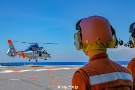 高清大图！直击舰载直升机训练