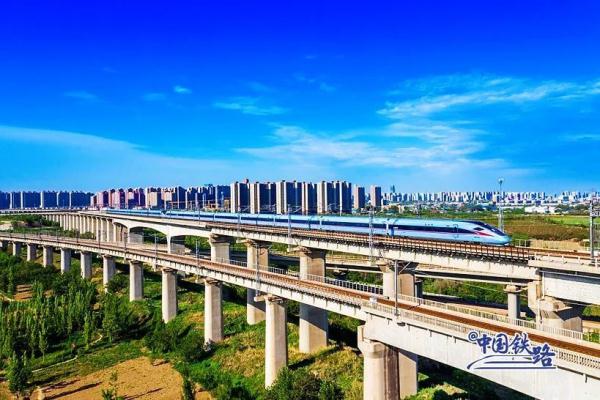 临近双节假期，为了多运旅客，复兴号都连起来跑了！