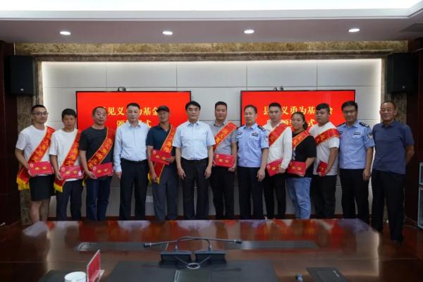 稳稳接住4楼坠落女童!刚刚,8人获奖励! 稳稳接住4楼坠落女童!刚刚,8人获奖励!