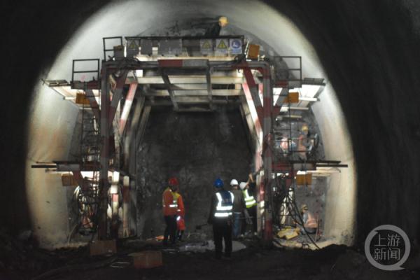 “倒置的珠峰” ！渝万高铁8848米平顶丘隧道正洞施工