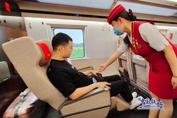 临近双节假期，为了多运旅客，复兴号都连起来跑了！