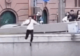 “领带小哥”救人后上岸就走，他说：着急上班！