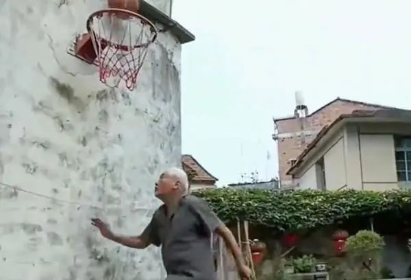 这对爷孙火了！超900万人次看他们打篮球