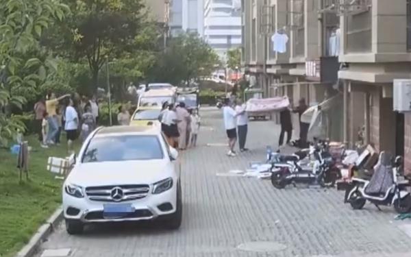 稳稳接住4楼坠落女童!刚刚,8人获奖励! 稳稳接住4楼坠落女童!刚刚,8人获奖励!