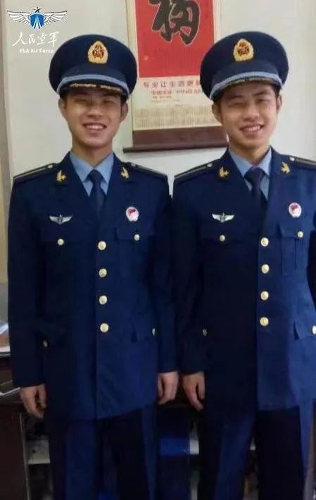 双胞胎兄弟，长大后一起换装！