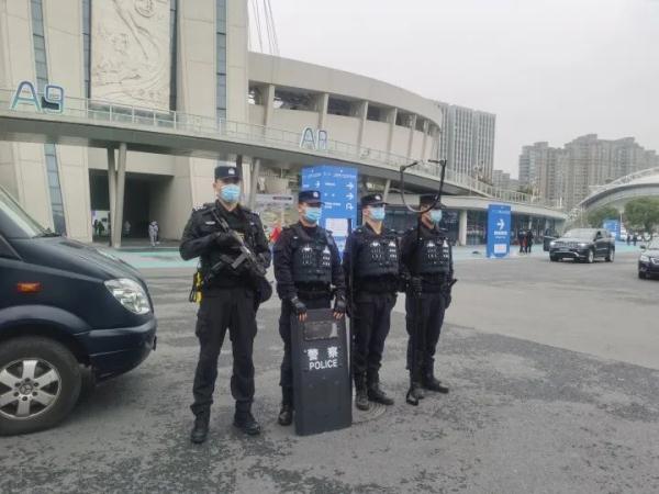在全网意外走红的1米92杭州特警，曾在上海求学！网友：这一身，都是安全感