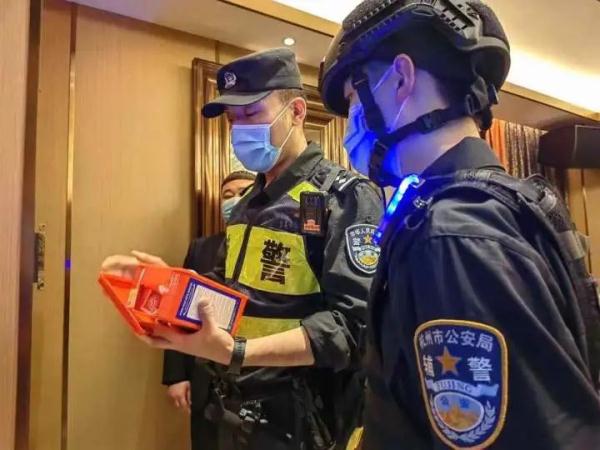 在全网意外走红的1米92杭州特警，曾在上海求学！网友：这一身，都是安全感