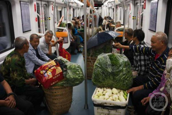重庆背篼专线跟着菜农搭乘第一班地铁去赶场