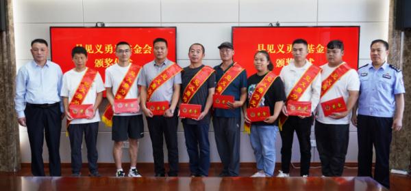 稳稳接住4楼坠落女童!刚刚,8人获奖励! 稳稳接住4楼坠落女童!刚刚,8人获奖励!