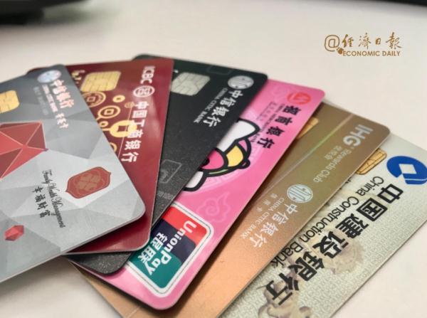 大学生能否脱离父母独立开办信用卡？