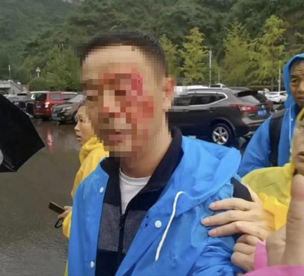 游客在景区被穿“警服”人员围殴?警方披露:非法穿着,打人者还有前科 游客在景区被穿“警服”人员围殴?警方披露:非法穿着,打人者还有前科
