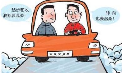 车祸现场男子被困，被救后竖起大拇指为消防员点赞