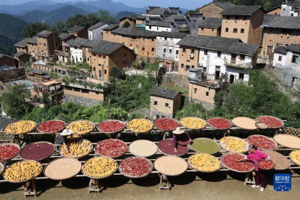 “飞阅”秋收“好丰景” |皖南古村“晒秋” “飞阅”秋收“好丰景” |皖南古村“晒秋”