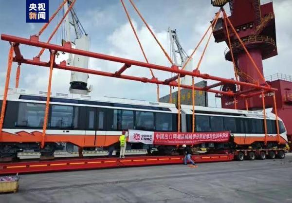 中国首次出口阿根廷新能源轻轨列车从江苏南通吕四起步港区出海