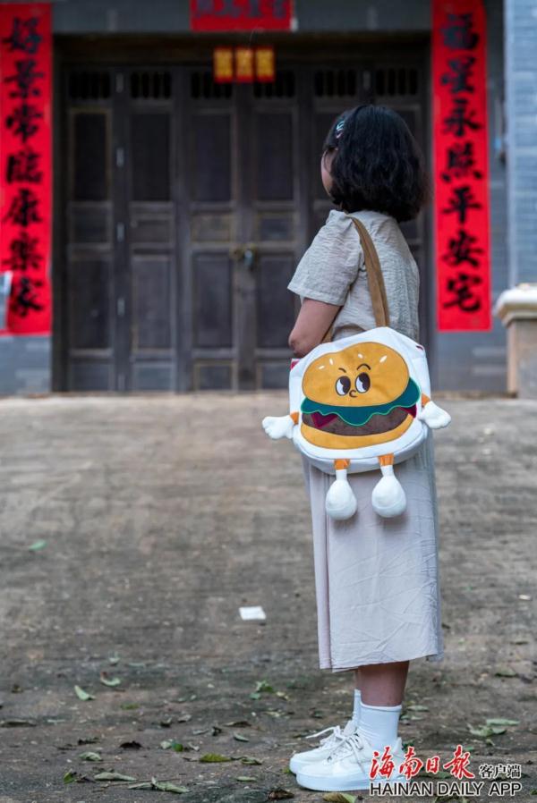 感动全网的海南“折翼女孩”,上学了! 感动全网的海南“折翼女孩”,上学了!