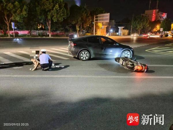 小轿车右转弯被直行电动车撞了，未让直行的担全责！