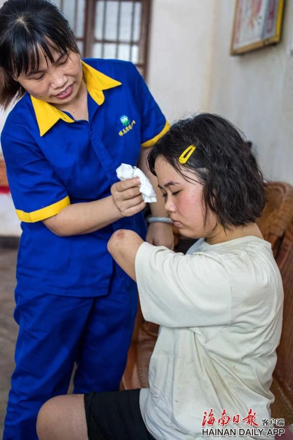 感动全网的海南“折翼女孩”,上学了! 感动全网的海南“折翼女孩”,上学了!