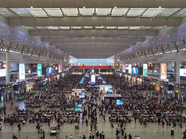 65万人次！铁路上海站预计29日迎客流最高峰，有家长抱娃座位上大便？12306回应→