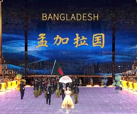 太美了吧！杭州亚运会引导员把桂花穿在身上