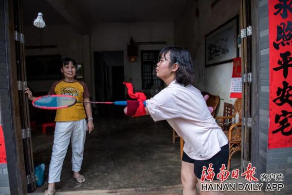 感动全网的海南“折翼女孩”,上学了! 感动全网的海南“折翼女孩”,上学了!