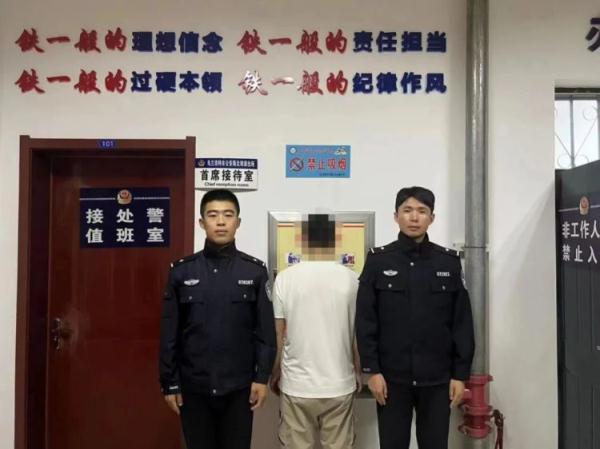 刘某，出租屋卫生间里装微孔摄像头，行拘！