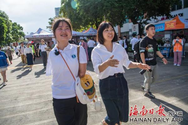 感动全网的海南“折翼女孩”,上学了! 感动全网的海南“折翼女孩”,上学了!