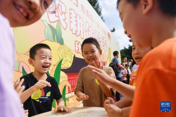 北京：先农坛里体验秋收农耕