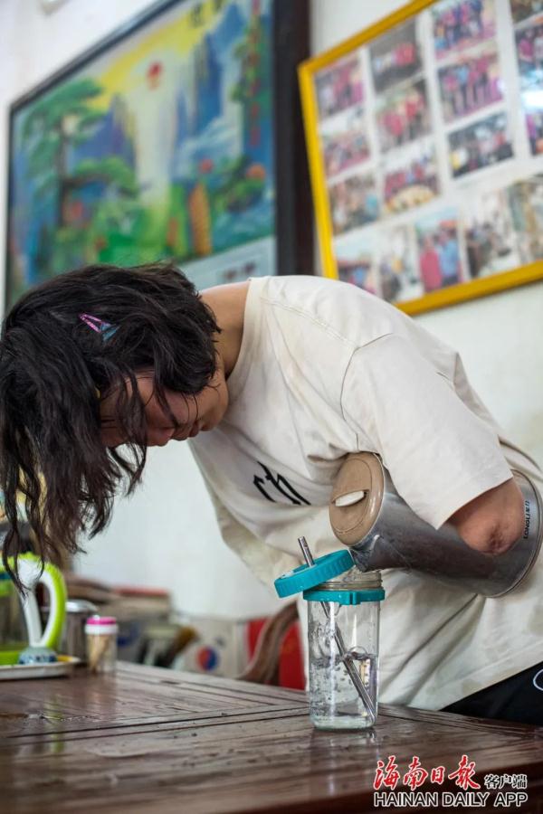 感动全网的海南“折翼女孩”,上学了! 感动全网的海南“折翼女孩”,上学了!