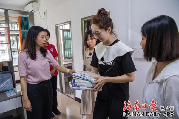 感动全网的海南“折翼女孩”,上学了! 感动全网的海南“折翼女孩”,上学了!