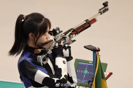 中国队射击女子10米气步枪团体赛夺金