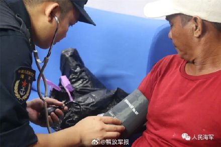 中国海军救助1名菲律宾受伤渔民 中国海军救助1名菲律宾受伤渔民