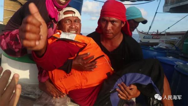 仁爱礁附近海域，中国海军救助菲渔民