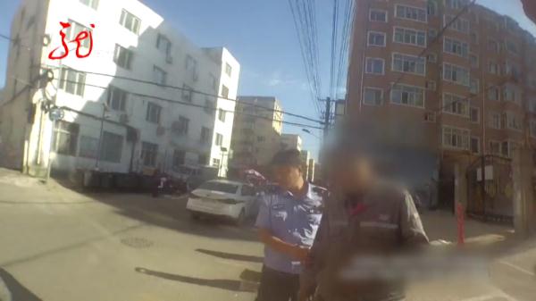 偷别人家毛葱去早市卖？一个很少见的香烟品牌“出卖”了他