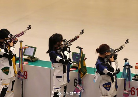 中国队射击女子10米气步枪团体赛夺金
