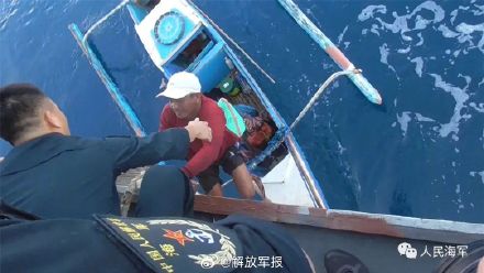 中国海军救助1名菲律宾受伤渔民 中国海军救助1名菲律宾受伤渔民