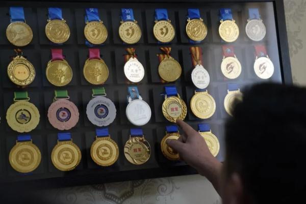 夺得首金的姑娘，有这样一双手……